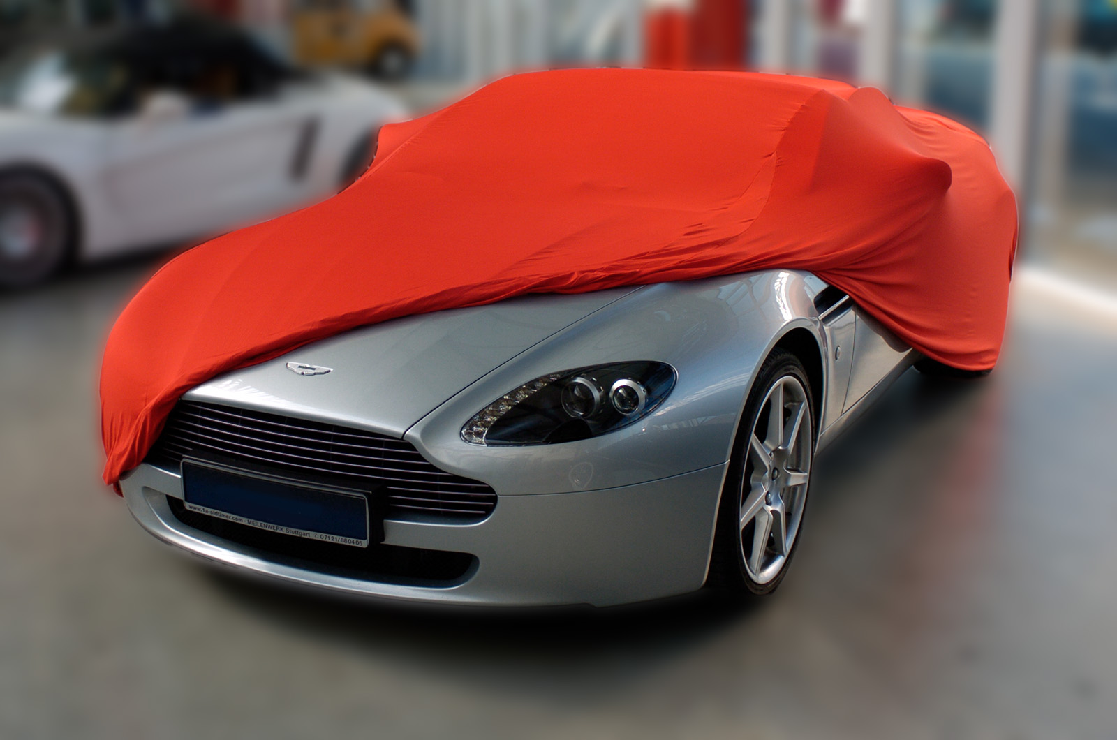 Großformatige Aufnahme eines Premiumfahrzeugs unter einer eng anliegenden Car-Cover