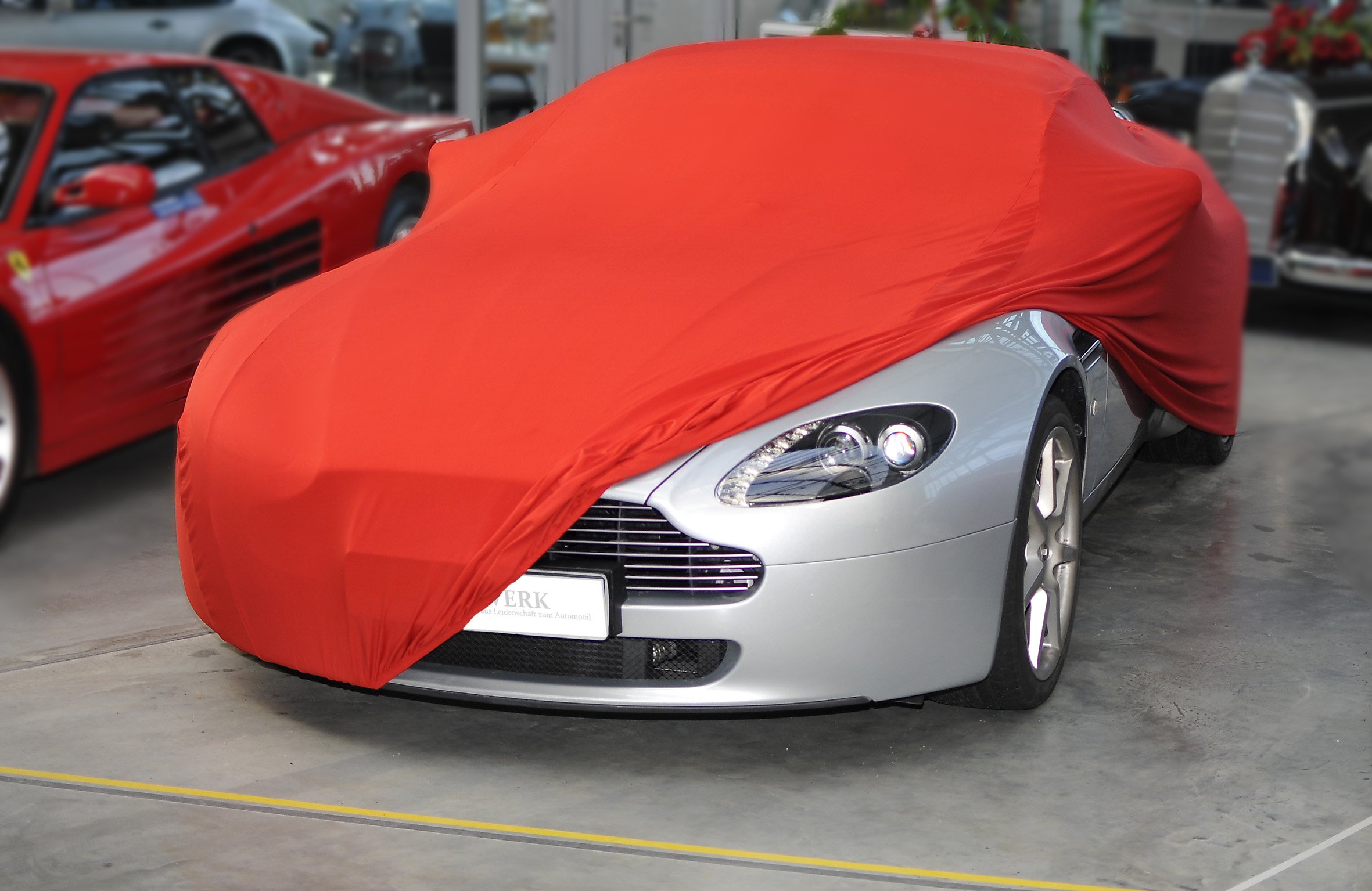 Fahrzeug unter einer Indoor Car-Cover in einer sauberen, minimalistischen Garage