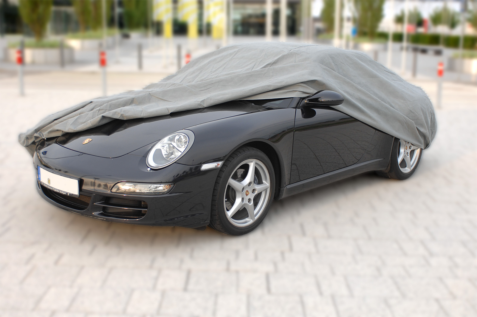 Fahrzeug unter einer Outdoor Car-Cover im Freien bei Regenwetter