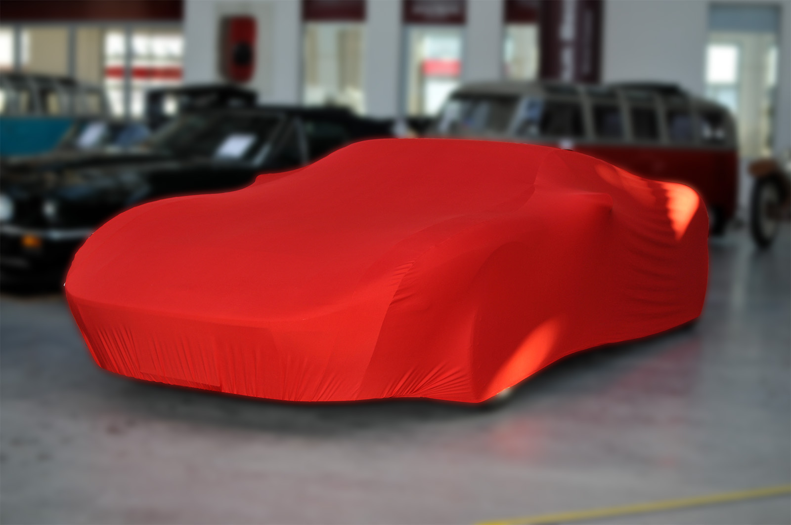 Fahrzeugsilhouette, klar erkennbar unter einer eng anliegenden, fahrzeugspezifischen Car-Cover
